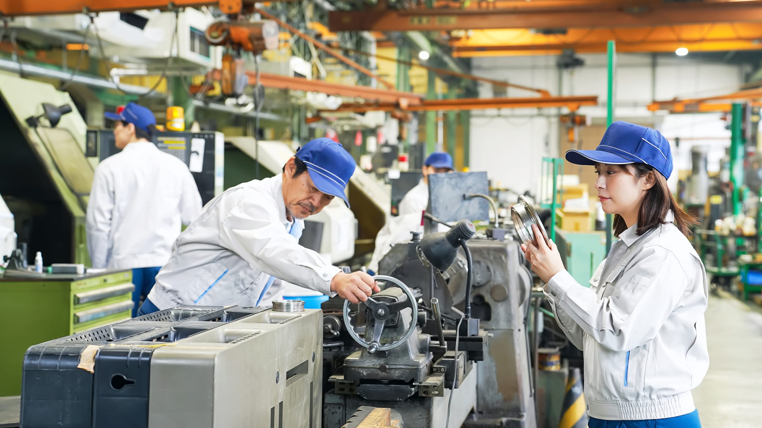 工場で作業する作業員グループ